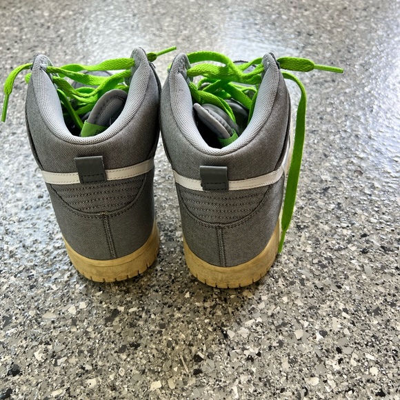 Nike Sneakers Sz 8 - Picture 2 of 3